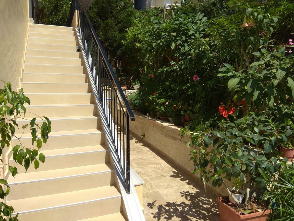 Brb Rooms Himare Esterno foto